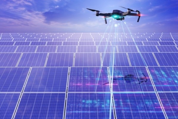 Drone-monitoring-solar-panels